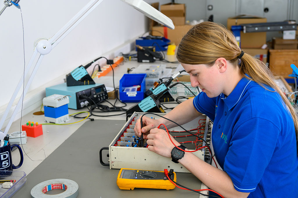 Reparatur - Elektronik - Schwingprüfsystem